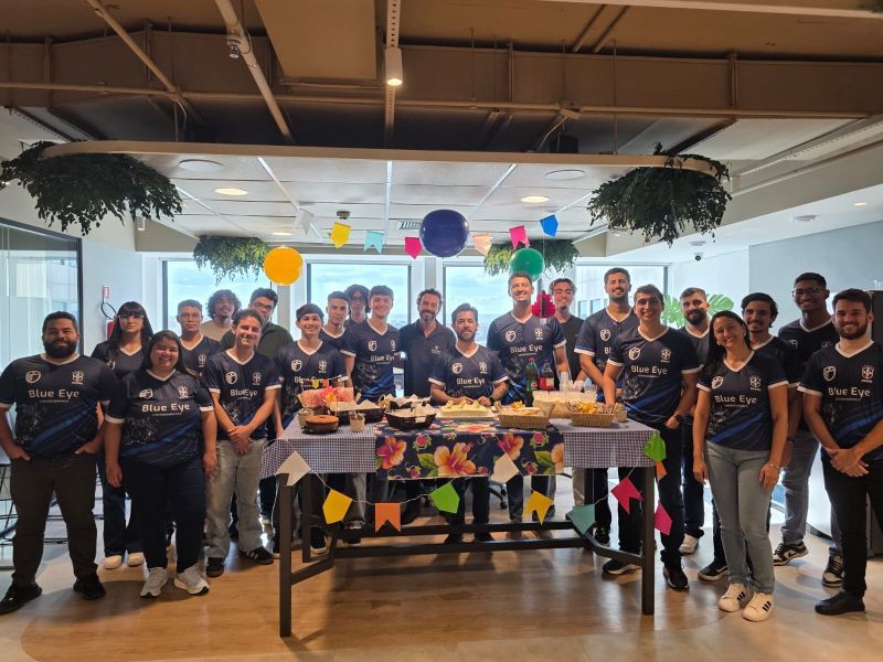 Time da Blue Eye Cibersegurança reunido em confraternização no escritório